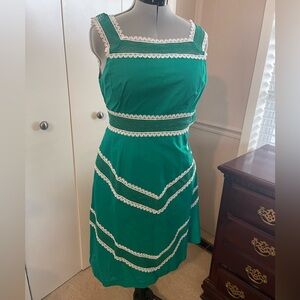 NWOT Modcloth Size L green dress with white lace.
